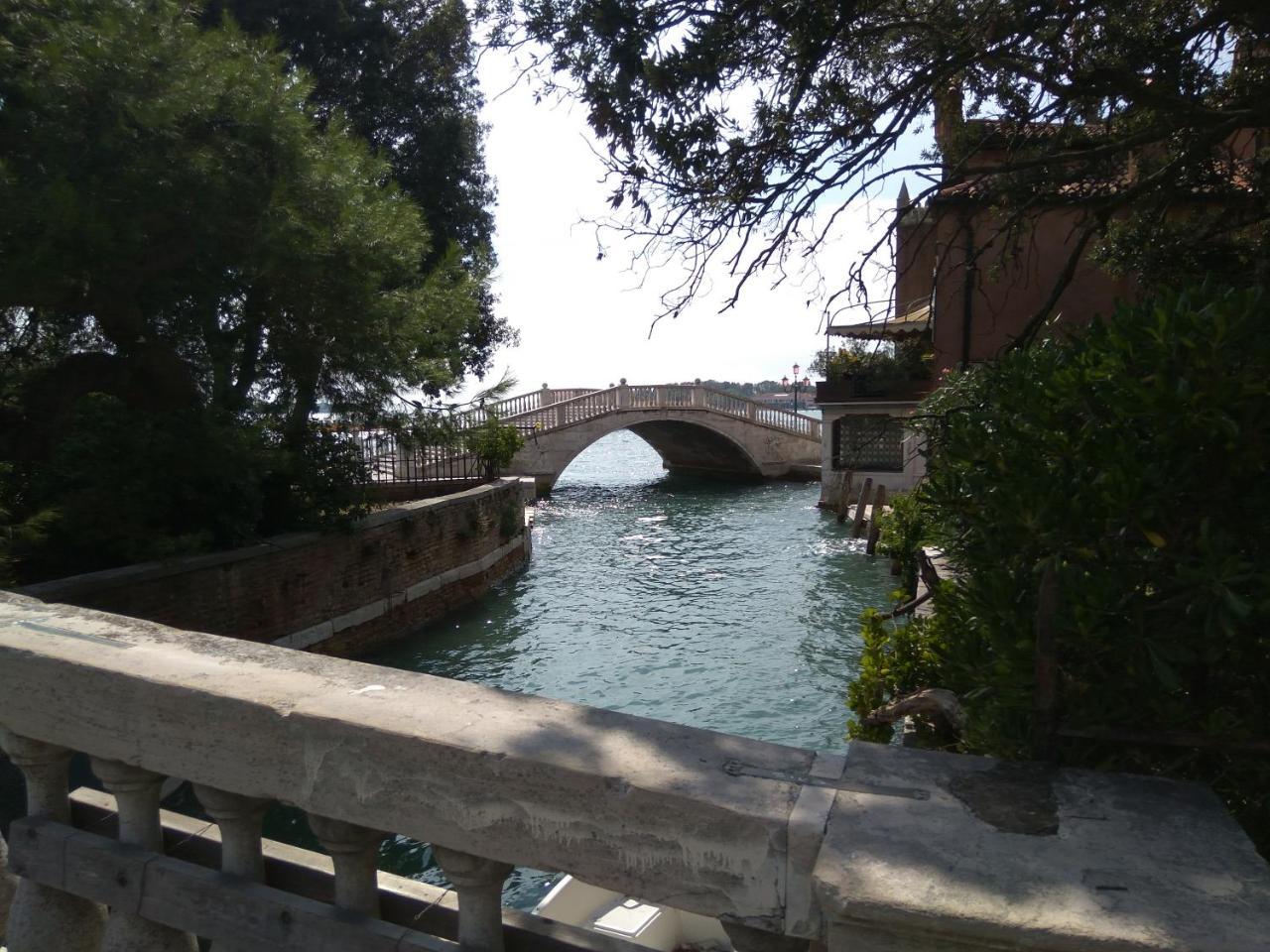 Susy Biennale Apartment - Canal View And Garden Venesia Bagian luar foto