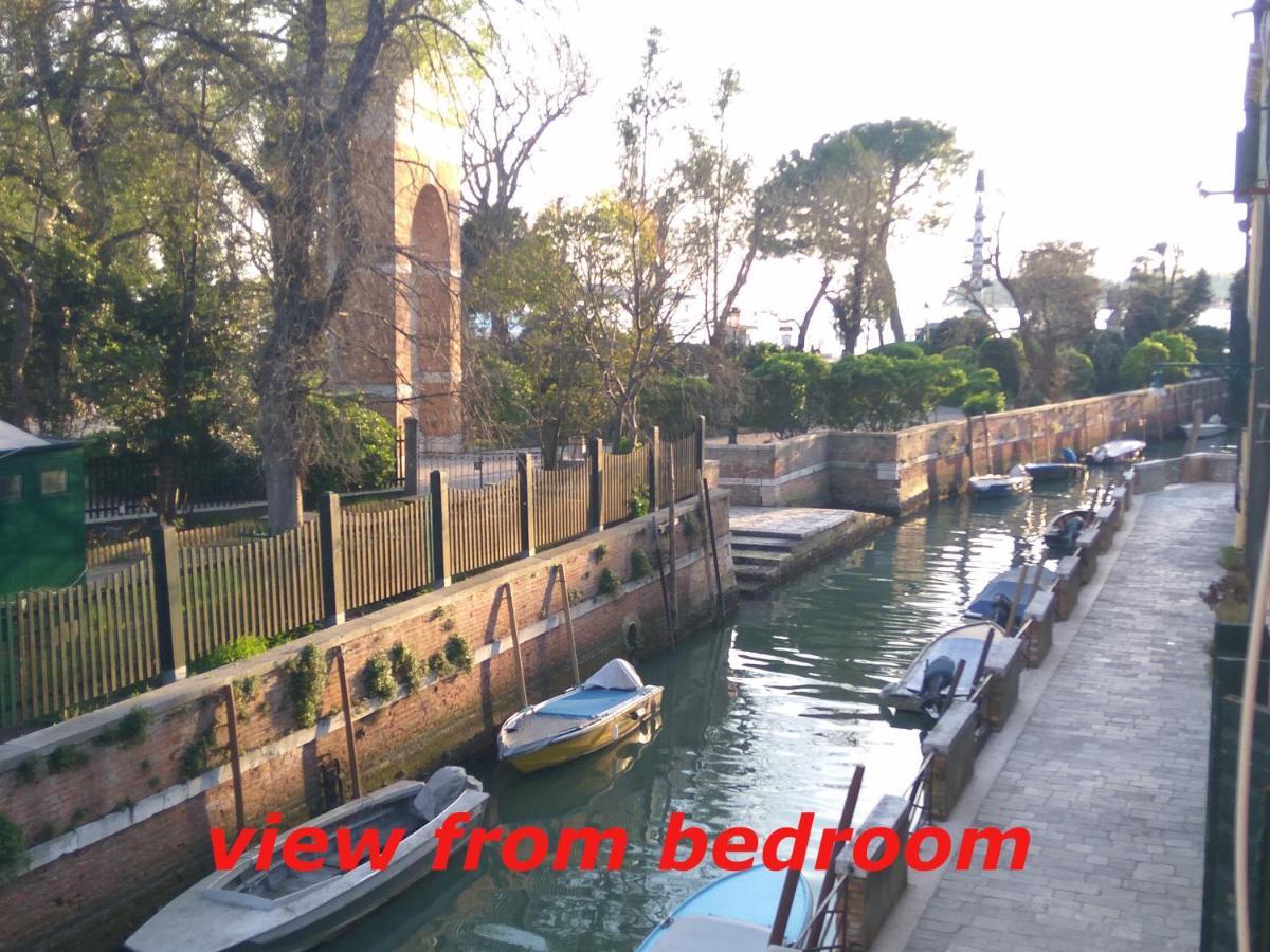 Susy Biennale Apartment - Canal View And Garden Venesia Bagian luar foto