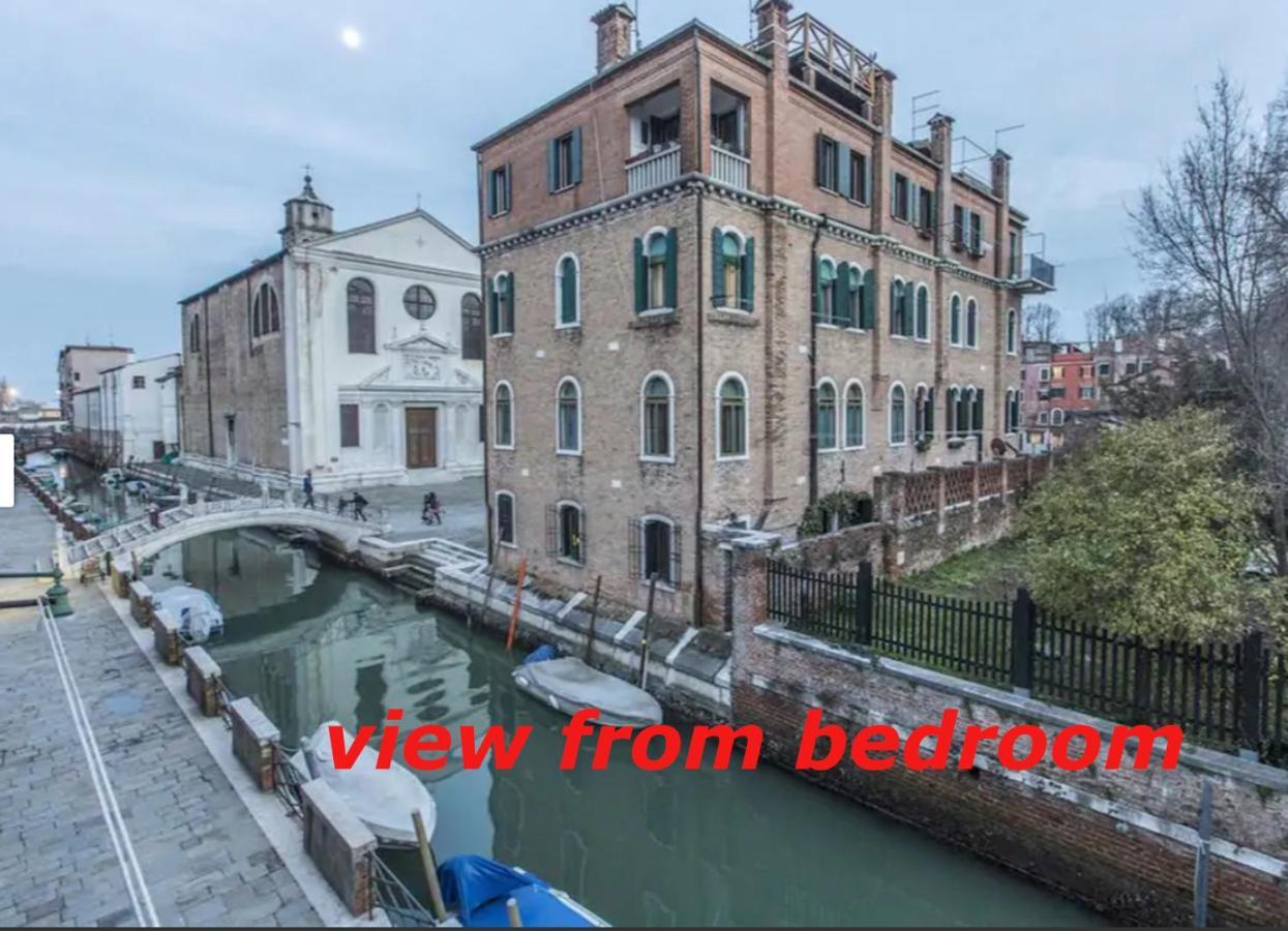 Susy Biennale Apartment - Canal View And Garden Venesia Bagian luar foto